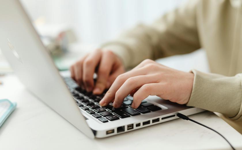 iemand werk aan computer (c) Pexels