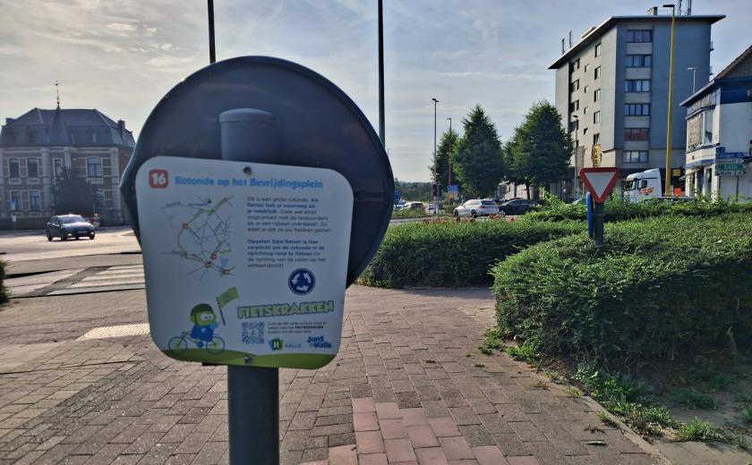 Fietskrakkenbordje aan het Bevrijdingsplein (c) stad Halle