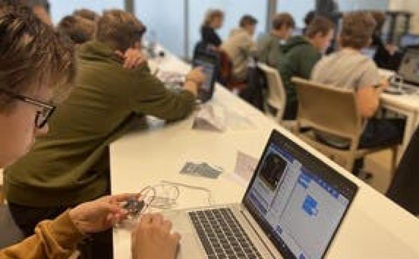 Programmeren in JavaScript, HTML en CSS met CodeFever in jouw buurt - E-Riders Level 2 © VZW CodeFever