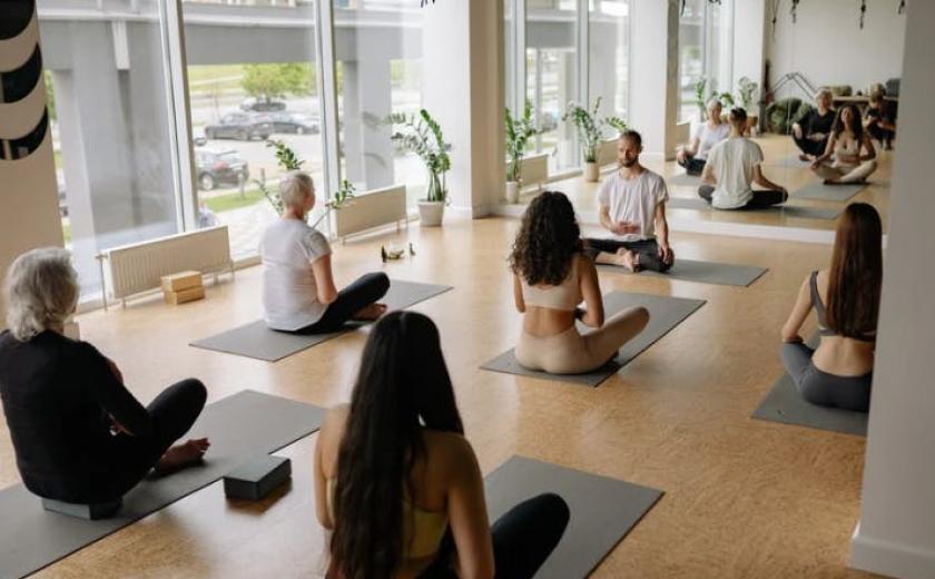 Yoga 50+ © Canva