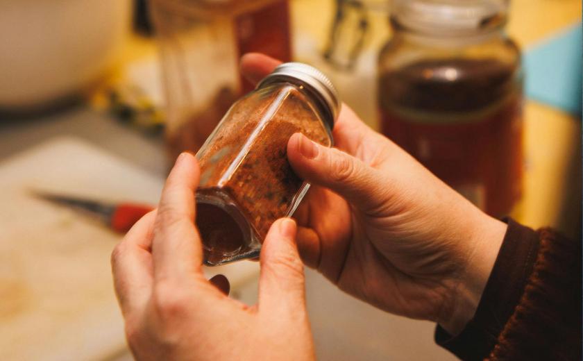 Culinaire cadeautjes: kruidige mixen en oliën © Mihai Neag