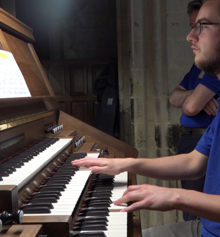 orgel wordt gestemd - copyright Geert Vanhassel