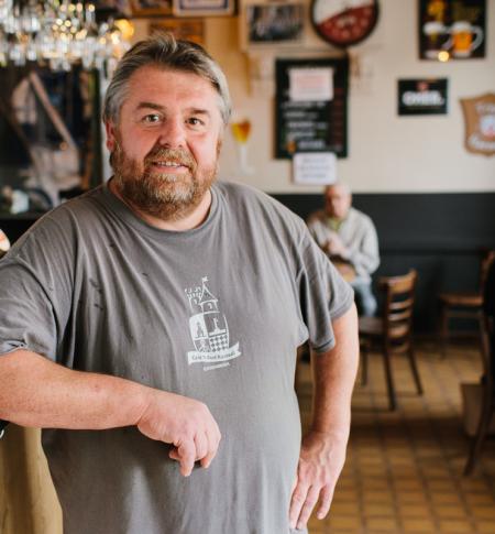 cafeuitbater aan de toog - copyright Kevin Faignaert