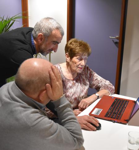 Mensen worden geholpen in de Digiplek