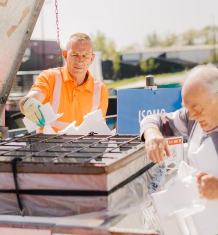 Parkwachter Erwin Jacobs aan de slag in het recyclagepark.