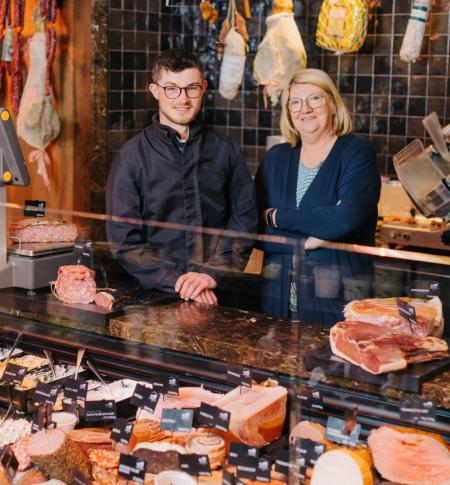 Hoeveslager Nick Smismans met trouwe klant Christiane Hannon.