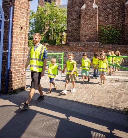 Directeur Maarten Deridder van het Heilig Hart&College aan de schoolpoort.