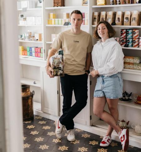 Bo Carlier van Boxtime met klant Brecht in haar winkel.