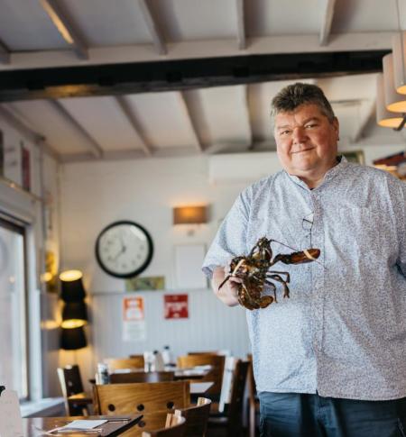 Philippe Sweers met een kreeft in de hand.