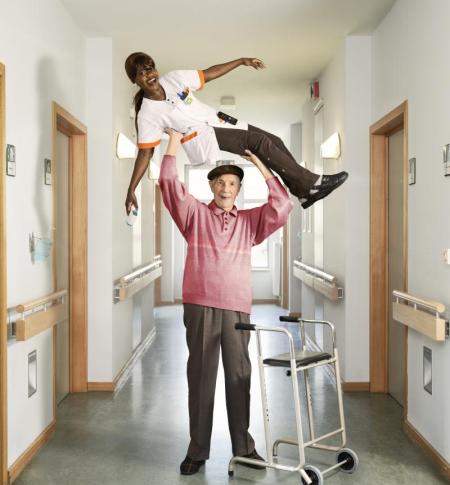 Het campagnebeeld van Mary, ophanden gedragen door rusthuisbewoner Max