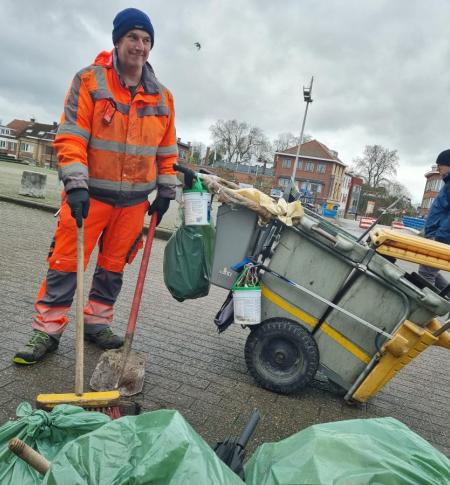 Dirk Vouts aan het werk op het Stationsplein in Halle.