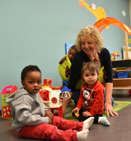 Karin Lagasse vangt kindjes op tijdens 'Babybabbels'. 