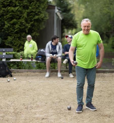 Ronny Ceuppens speelt petanque op Stroppen.