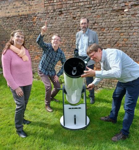 Sterrenkundevereniging Mercurius kijkt naar de hemel.