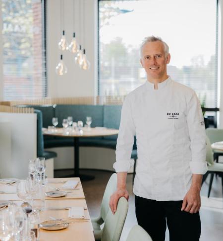 Chef-kok Christian Devreker in restaurant De Kaai.