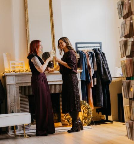Lindy en Sophie in de winkel
