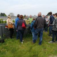 mensen luisten naar uitleg over composteren