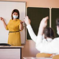 leerkracht geeft les